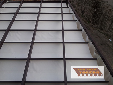 Instalacion de pergolas con lona soltis en Talavera de la Reina.